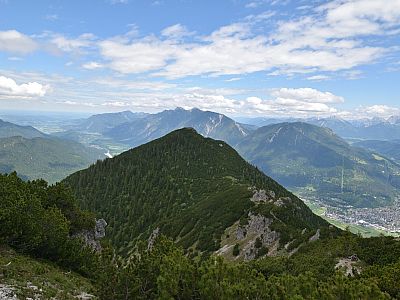 Der Blick zurück Richtung Katzenkopf und Estergebirge