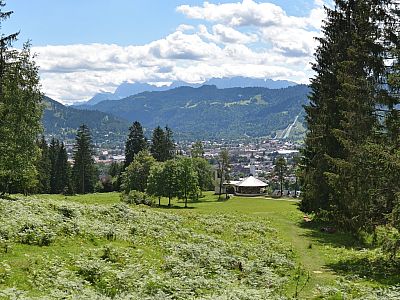 Die Kriegergedächtniskapelle, dahinter Garmisch