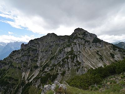Rechts ist deutlich der Weg durch den steilen Nordhang zu erkennen