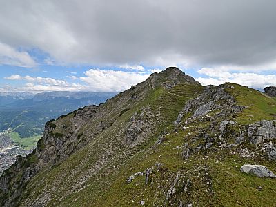 Unschwer marschieren wir weiter zum Gipfelkreuz des Kramerspitz 