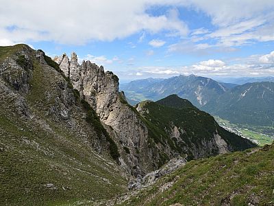 Der Blick an den Felsnadeln vorbei auf das Loisachtal