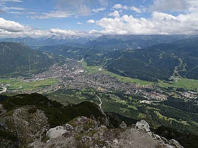 Vor uns Garmisch, dahinter der Ortsteil Partenkirchen