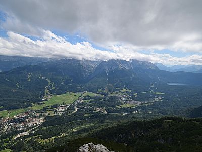 Ganz rechts kann man unter der Zugspitze den Eibsee erkennen