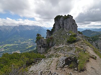 Vor den Felsen führt der Weg nach links ...