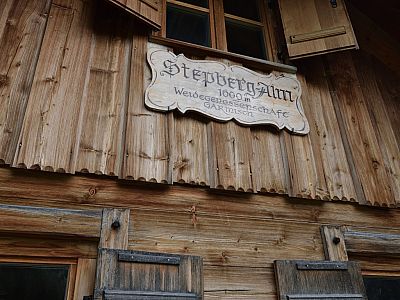 Das Hüttenschild der Stepbergalm