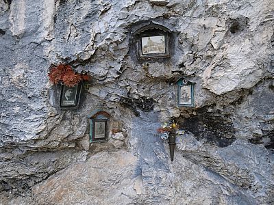 Gedenktafeln in einer Felsnische