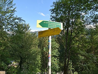 Wir richten uns nach den Wegweisern zum Kramerplateauweg... 