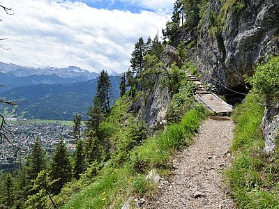 An der Felswand entlang schmiegt sich der Weg zur Felsenkanzel