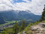 Der Ausblick auf das Höllental, die Waxensteine und die Zugspitze