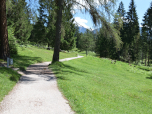Die Tour startet gemütlich auf dem Kramerplateauweg