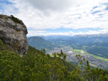 Der Ausblick über Garmisch-Partenkirchen hinweg zum Karwendelgebirge 