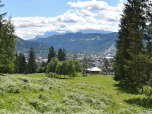 Die Kriegergedächtniskapelle, dahinter Garmisch
