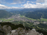 Vor uns Garmisch, dahinter der Ortsteil Partenkirchen