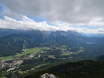 Ganz rechts kann man unter der Zugspitze den Eibsee erkennen
