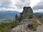 Vor den Felsen führt der Weg nach links ...