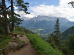 Von einer Bank kann man die Aussicht auf das Wettersteingebirge genießen