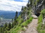 An der Felswand entlang schmiegt sich der Weg zur Felsenkanzel