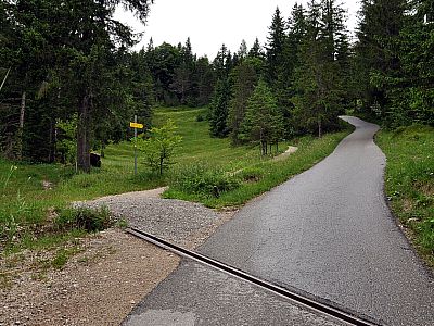 Hier halten wir uns links