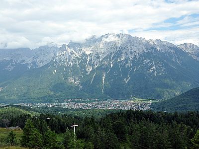 Die Aussicht auf Mittenwald und das Karwendelgebirge