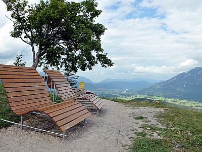 Im Gipfelbereich lässt sich die Aussicht auf Sonnenbänken genießen
