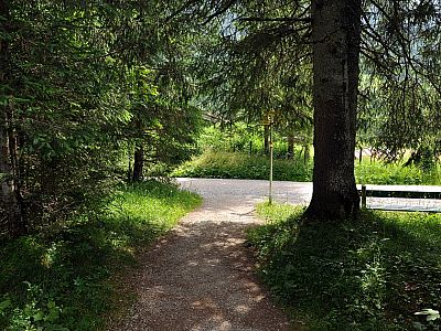 An der Straße halten wir uns links... 