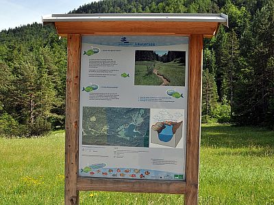 Eine Tafel informiert über den
Lautersee