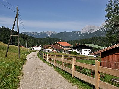 Vorbei an ein paar Häusern... 