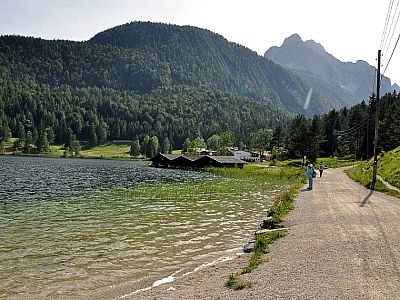Noch einmal blicken wir zurück zum Wettersteingebirge