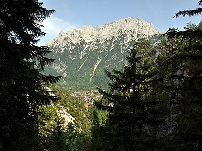 Mittenwald und das Karwendelgebirge im Osten