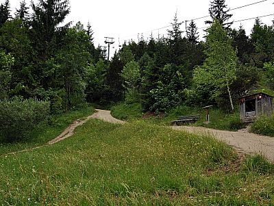 Links der Liftstation steigen wir auf