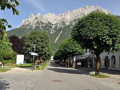 und wandern dann weiter über die Bahnhofsstraße zurück zum....