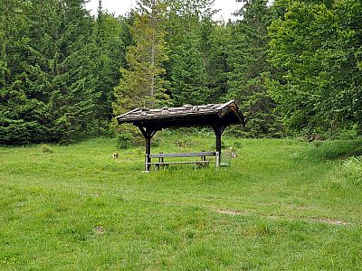 An Sonnentagen laden überdachte Bänke zur Rast ein