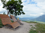 Im Gipfelbereich lässt sich die Aussicht auf Sonnenbänken genießen