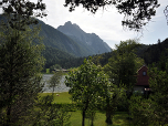 Die Aussicht von der Kapelle auf den Lautersee und die Wettersteinspitze