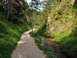 Gemütlich führt der Weg entlang des Lainbachs ...