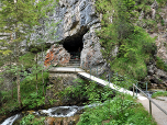 In einer Felshöhle befindet sich eine kleine Madonna