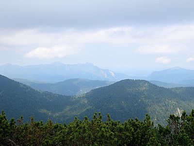 Auch im Norden hängen über Herzogstand und Jochberg dicke Wolken