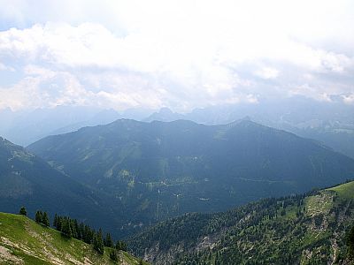 Über der Nördlichen Karwendelkette (Blick nach Süden) halten sich hartnäckig die Wolken