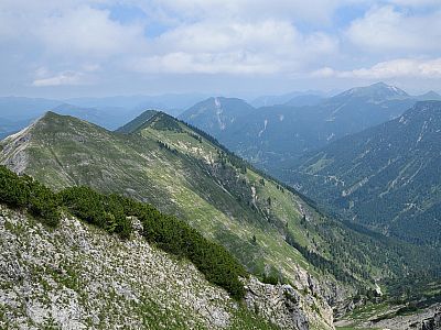 Der Ausblick zurück zur Baierkarspitze und zum Galgenstangenkopf
