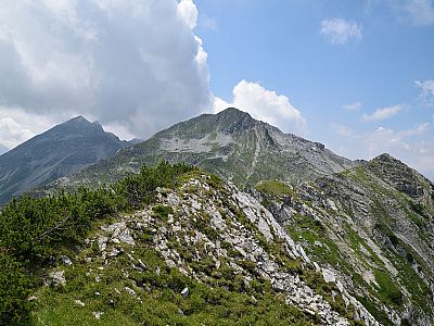 Links im Bild ist nun neben der Krapfenkarspitze die Soiernspitze zu sehen 