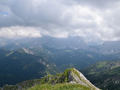 Der Blick nach Süden in die wolkenverhangenen Karwendelgipfel