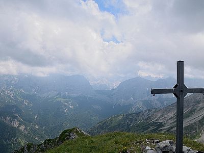 Der Ausblick nach Süden auf das Tor zwischen Bäralplkopf und Raffelspitze