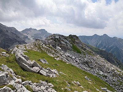 Über den Grat wandern wir weiter nach Osten zur Gumpenkarspitze