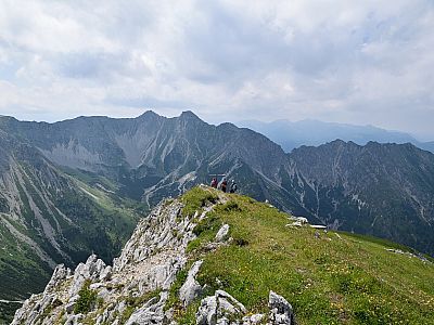 Der Gipfel der Gumpenkarspitze vor der Schöttelkarspitze
