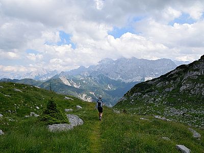 Die Östliche Karwendelspitze taucht aus den Wolken auf