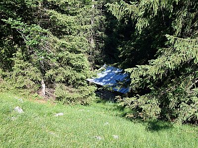 Wenig später erreichen wir eine kleine Hütte