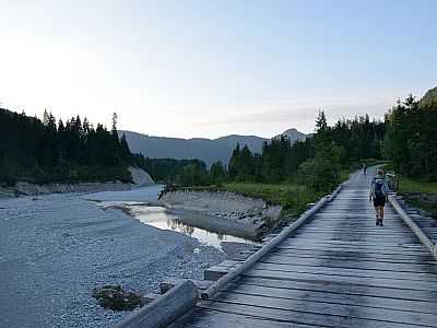 über den Rißbach die Oswaldhütte erreichen.