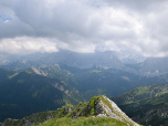 Der Blick nach Süden in die wolkenverhangenen Karwendelgipfel