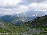 ... auf der Südseite des Sattels ab.