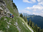 Der Weg durch die steil abfallende Flanke unterhalb der Krapfenkarspitze